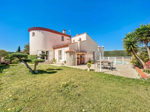 Villa 4 faces 275 m2 piscine terrain 950 m2