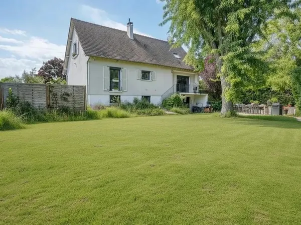 Maison de 8 pièces de 210 m² avec jardin - Livry-sur-Seine 