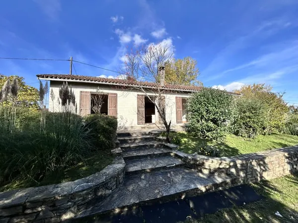 Jolie maison avec grand terrain 