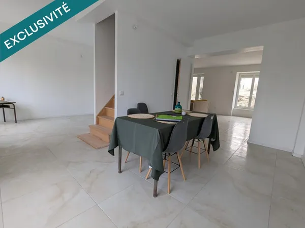 Maison de bourg rénovée avec extérieur et parking.