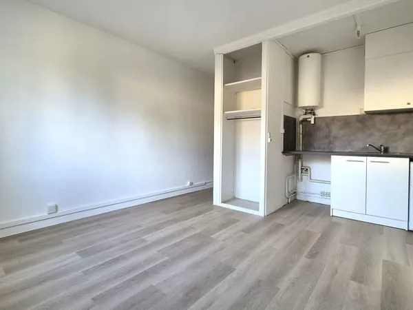 STUDIO 19m² - CENTRE VILLE DOURDAN 