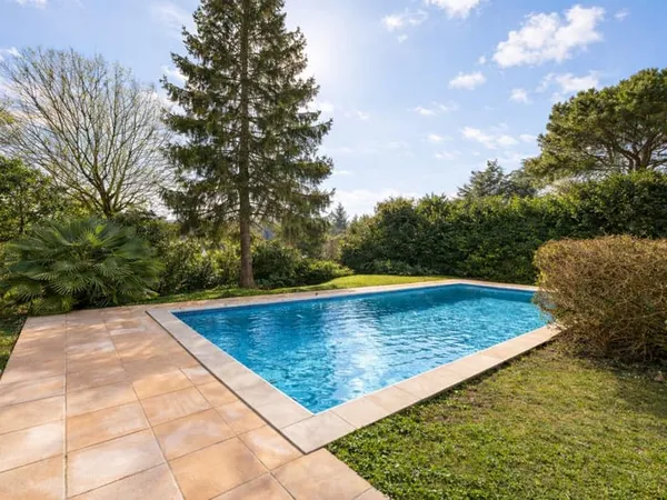 Spacieuse maison familiale avec piscine sur St Genis les Oll 