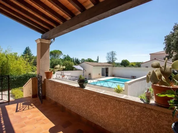 Maison de plain-pied à Uzès avec grand terrain, piscine et garage 
