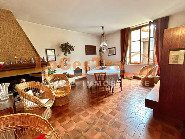 CONTREXÉVILLE Maison de ville de 180 m2 