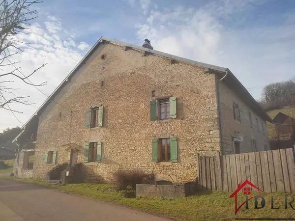 Ancienne ferme rénovée avec grange et grand terrain Calme 