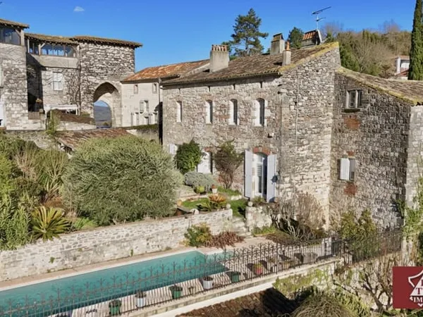 Authentique demeure médiévale avec piscine, jardin et parkin