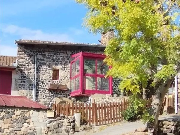Maison de hameau en pierres avec cour et jardinet 