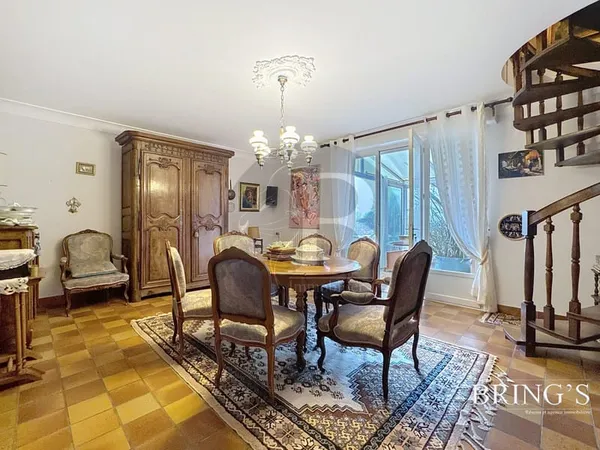 Maison familiale 5 chambres, avec sous-sol complet, dépendance 