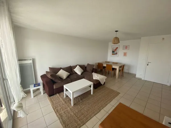 TRES BEL F2 AVEC PARKING - ST ESTEVE / LOUE 