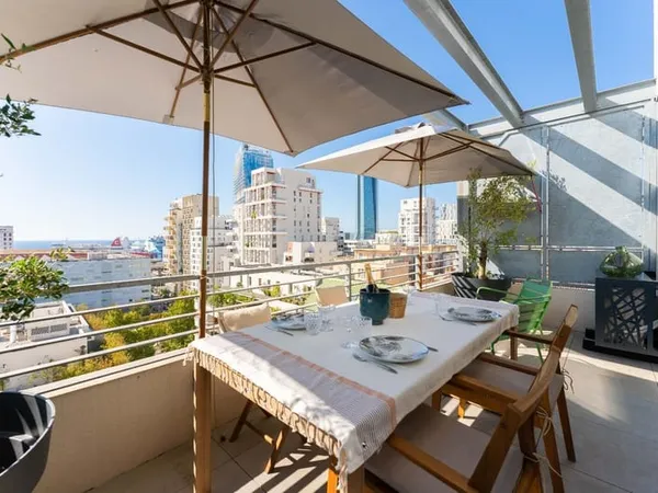 13002: Superbe T3 en duplex avec terrasse, double parking, et piscine collective 