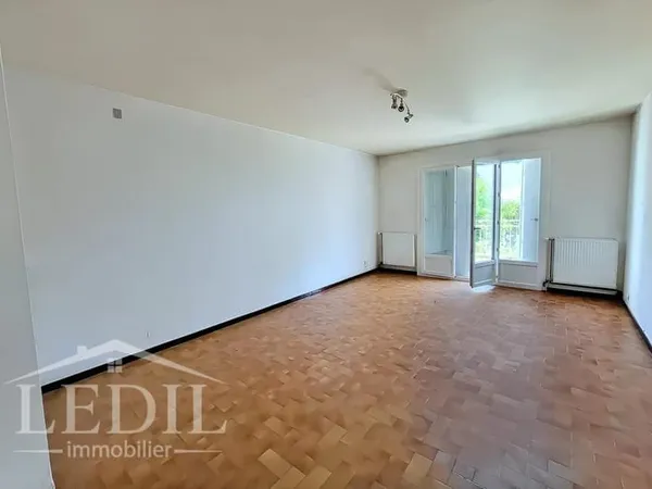 APPARTEMENT AVEC GARAGE 