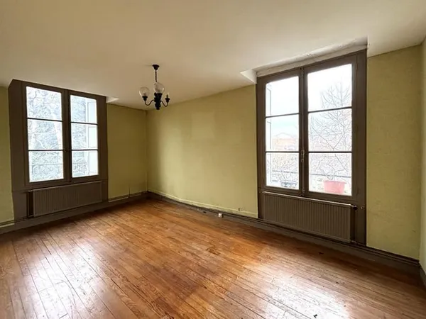 St ETIENNE 42000 cité du Design. Appartement à rénover au 1er étage d'un immeuble en pierre. 76m² ha