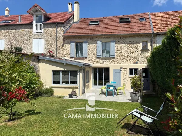 Exclusivité. Maison de village ancienne avec beaucoup de cha