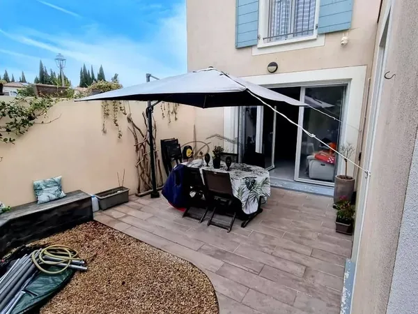 Maison 3 chambres à La Tour-d'Aigues avec Garage et place