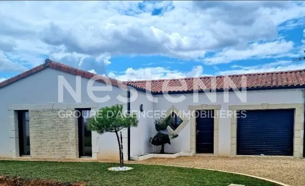 Maison plain pied récente de 2018 - 3 chambres jardin et garage située à Petosse 