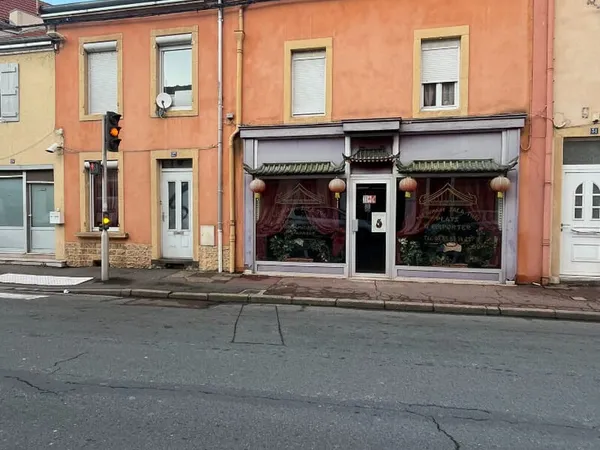 Immeuble mixte de commerce et d'habitation à Digoin !!