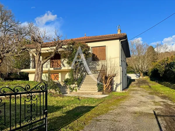 Maison sur deux niveaux, avec garage et Atelier.