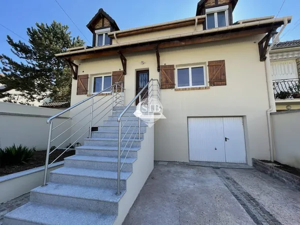Maison 6 pièces dont 5 chambres.