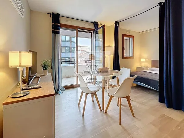 Cannes Banane - Élégant 2 pièces en étage élevé avec terrasse, cave et mobilier inclus.