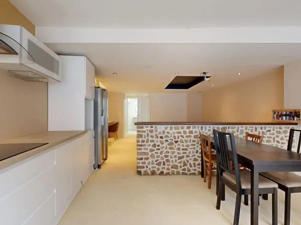 Maison de ville rénovée de 113 m2 avec 4 chambres dans le Ce