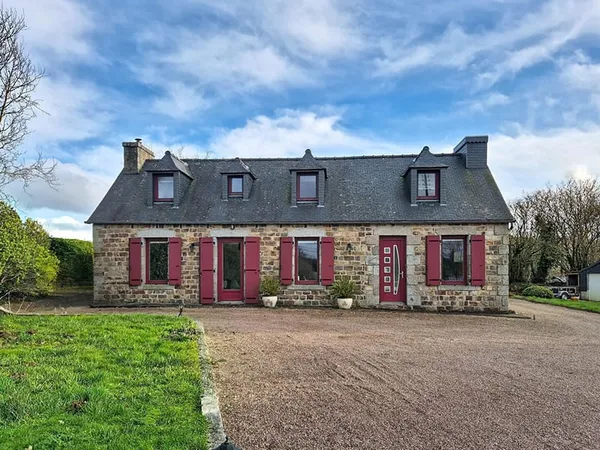 Longère de 113m² avec 3 chambres et jardin à Callac (22160) 
