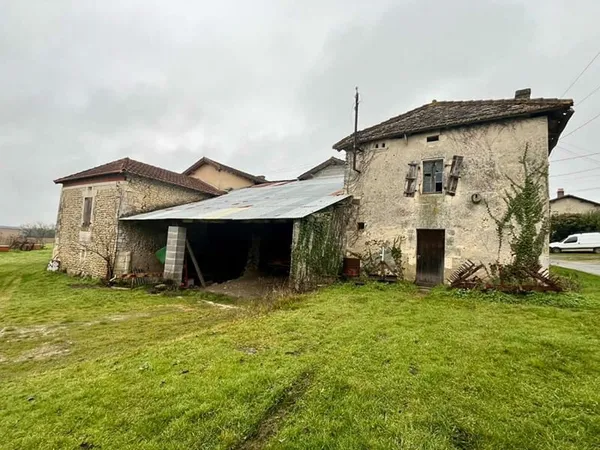 Corps de ferme avec dépendances à rénover 