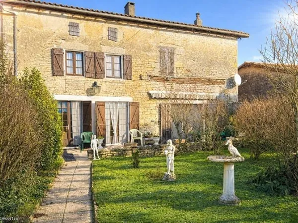 Maison en Pierre de Caractère Proche de Ruffec 