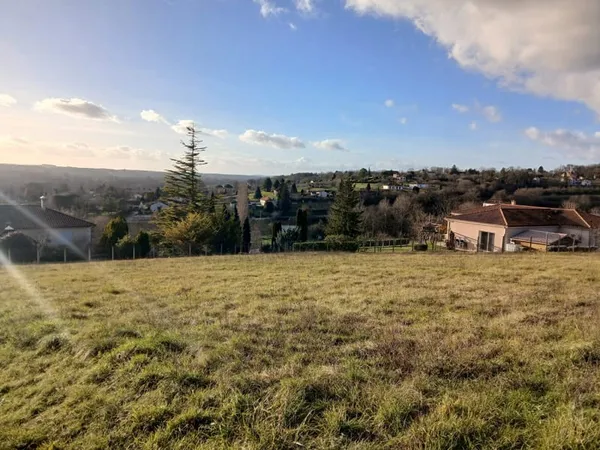 Superbe terrain constructible de 1548 m² au calme, avec vues. 
