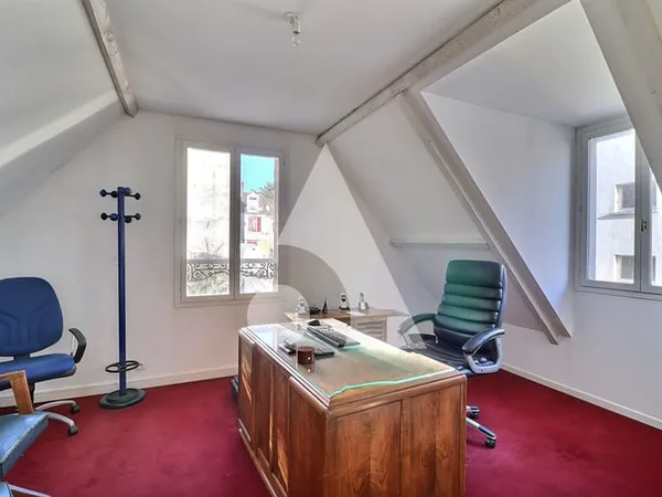 BUREAUX PONTOISE HYPER-CENTRE : 193 m² - Vitrine commerciale - Parking 5 places