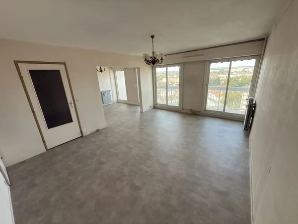 Grand appartement à vendre avec balcon 