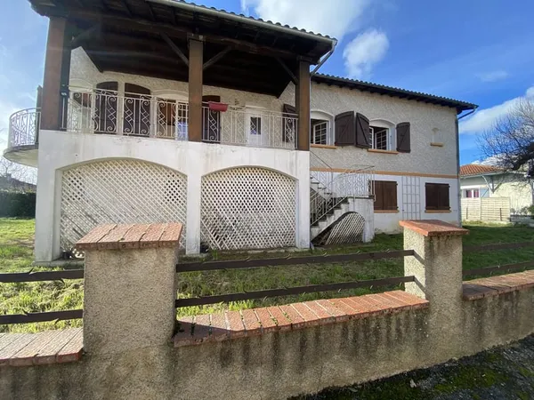Maison d'architecte avec garage et jardin 