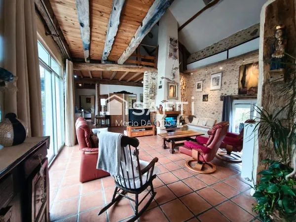 Ancien corps de ferme avec beaucoup d'authenticité