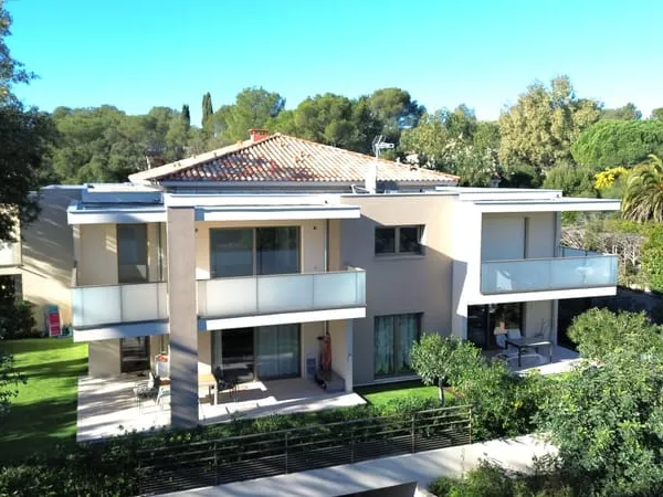 SAINT RAPHAEL - APPARTEMENT NEUF 3 PIECES LIVRABLE DE SUITE - PROCHE MER 
