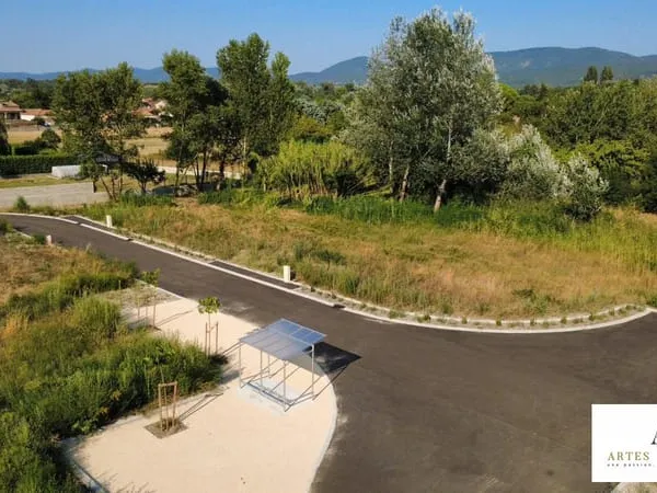 TERRAIN A BATIR DE 796 M², Borné et viabilisé 