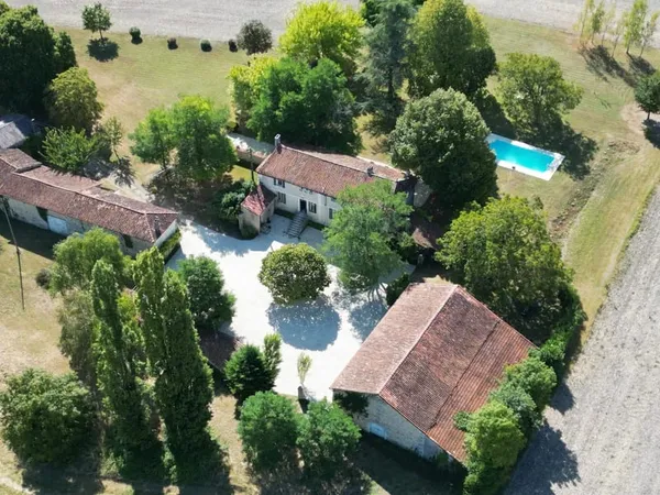 Belle maison de 5 chambres, dépendances et piscine sans voisins 