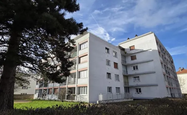 VASTE APPARTEMENT AVEC VUE DEGAGEE - 5 MIN DU CENTRE VILLE
