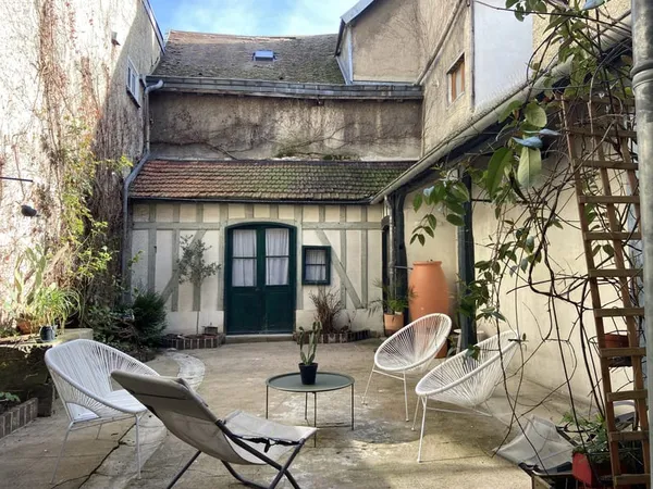 Troyes, hyper centre, maison de ville type 8.