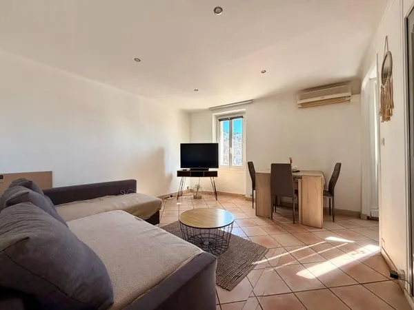 PIERREFEU-DU-VAR - APPARTEMENT T2/T3 LUMINEUX PROCHE PARKING 