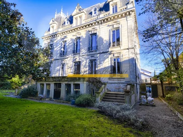Villa de prestige en centre ville avec exterrieur 