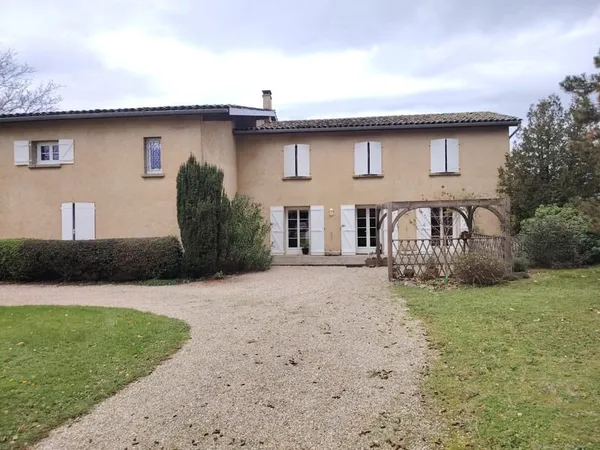CHEYSSIEU maison 215m2 sur une parcelle de terrain 1700m2