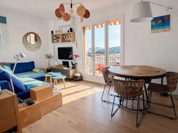 SANARY SUR MER PORTISSOL - T2 DERNIER ETAGE TERRASSE APERCU