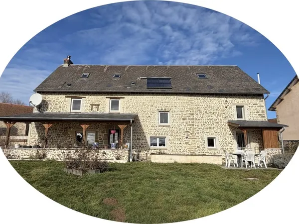 Auv 1211 : Maison entièrement rénovée, garage, coins détente 