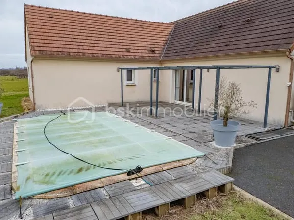 Découvrez l'élégance contemporaine haut de gamme avec piscine, véritable dépendance, grenier aménage