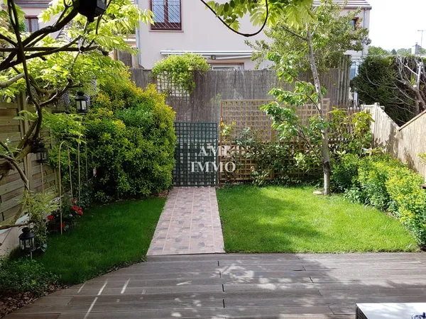 MAISON AVEC BOX EN PLEIN CENTRE DE BIEVRES