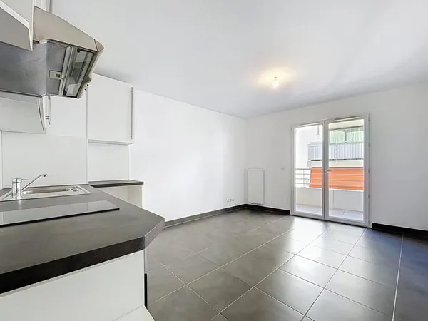Studio rénové avec balcon