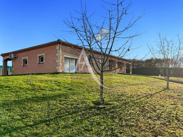 A vendre maison plain-pied, double garage, quatre chambres;