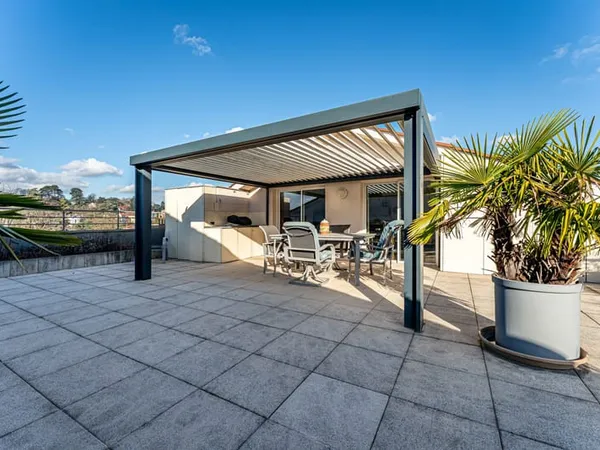 A VENDRE EN CO-EXCLUSIVITE AU COEUR DE TASSIN LA DEMI LUNE A 