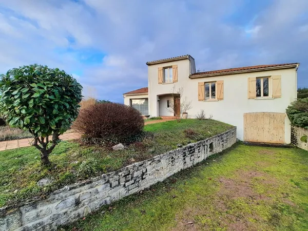 SAINTES - RIVE GAUCHE - 5 chambres - Grand Garage et stockage - Piscine