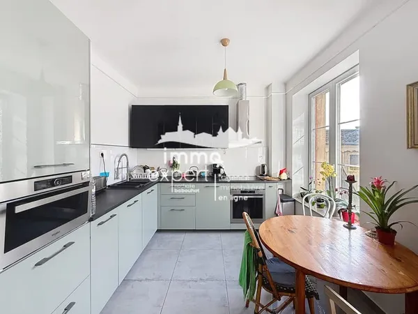 À vendre Grande maison de ville avec jardin, garages, stud 