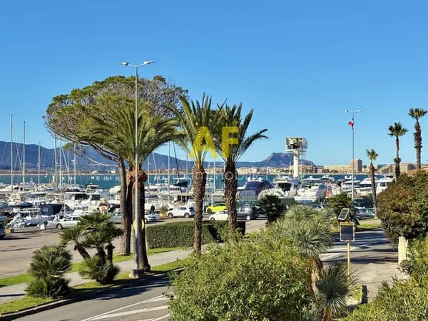 SAINT RAPHAEL, face au port Santa Lucia, appartement rénové